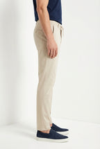 Milano Jogger Travel Hose Chino Herren aus technischem Travel Stretch-Satin extra slim fit