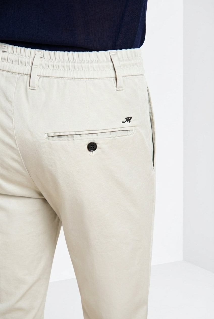 Milano Jogger Travel pantalon chino homme en satin technique travel stretch extra slim fit