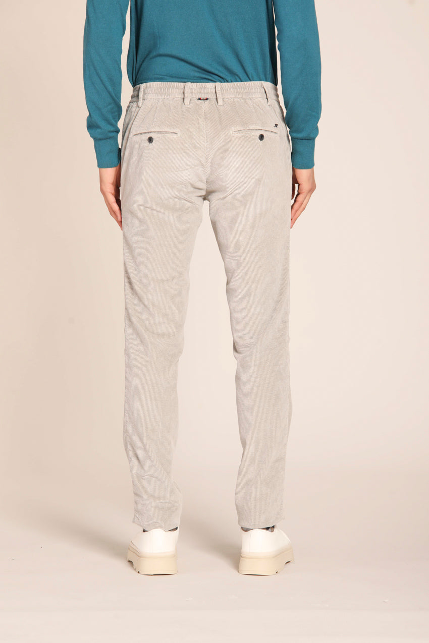 immagine 4 di pantalone chino uomo modello Milano Jogger, di colore grigio, in velluto, fit extra slim di mason's