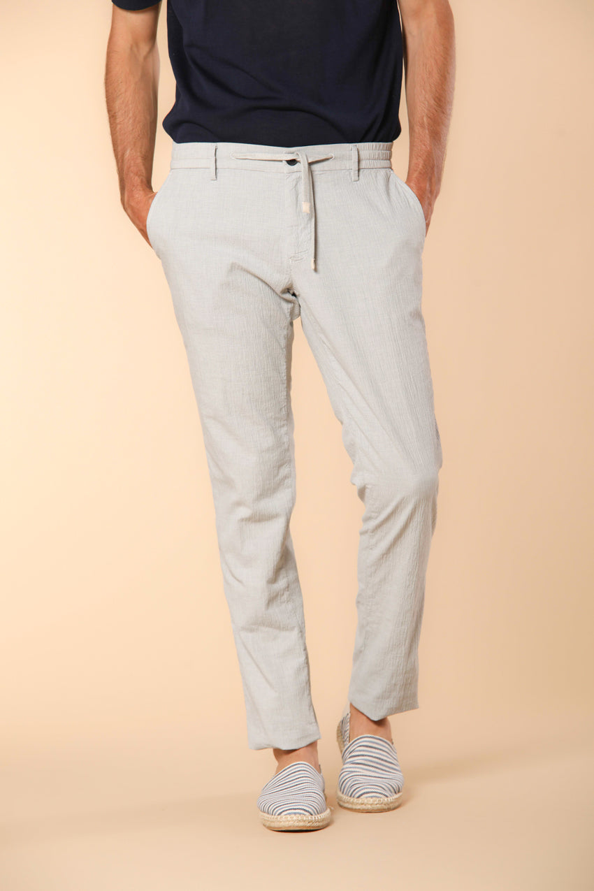 Milano Jogger pantalón chino jogger para hombre en seersucker con microestampado de estrellitas corte extra slim fit