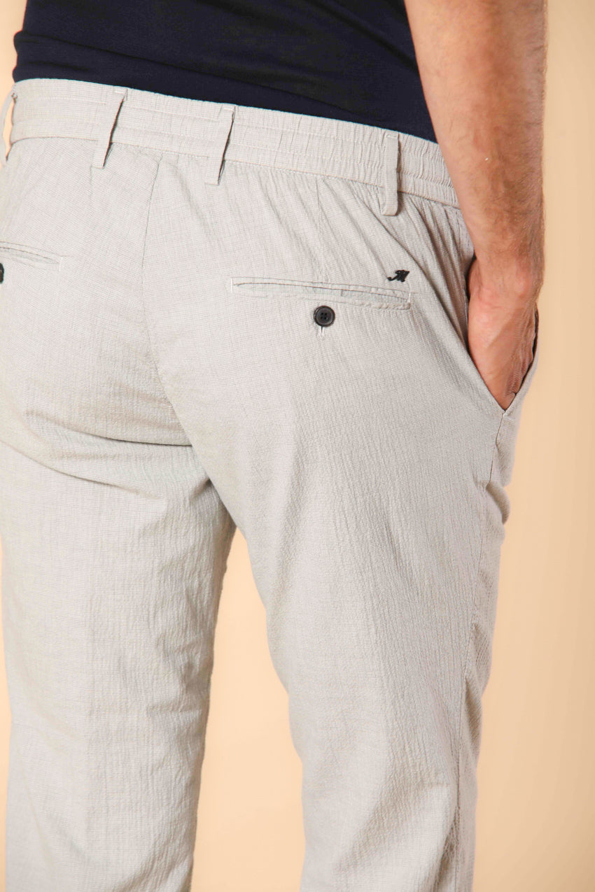 Milano Jogger pantalón chino jogger para hombre en seersucker con microestampado de estrellitas corte extra slim fit