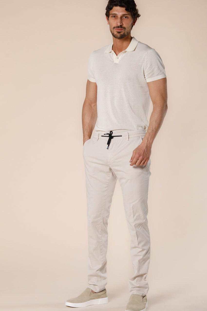 Immagine 2 di pantalone chino jogger uomo in cotone e tencel color stucco modello Milano Jogger di Mason's