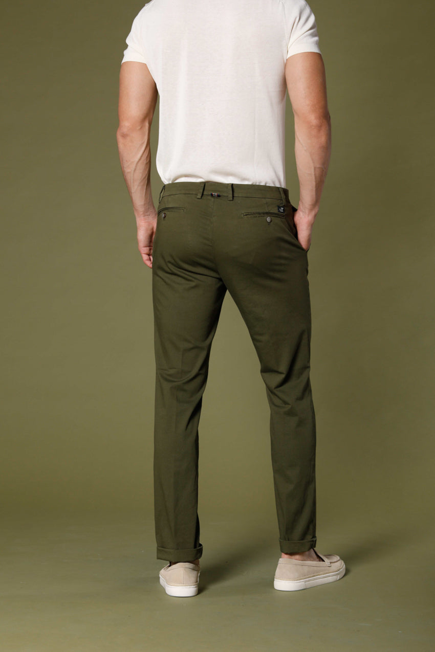 Immagine 2 di pantalone chino da uomo in raso stretch verde modello New York di Mason's