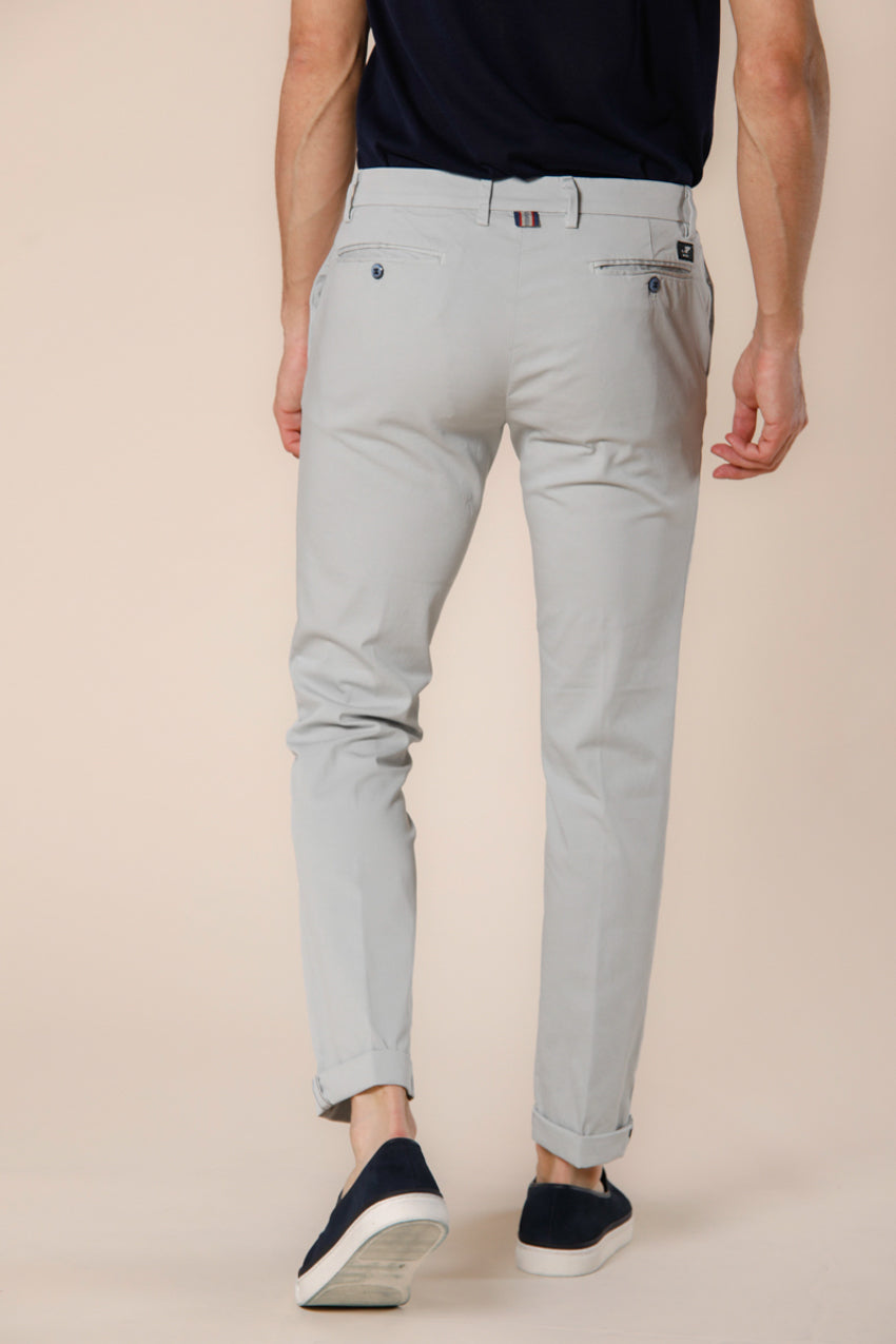 Immagine 3 di pantalone chino uomo in raso stretch celestino modello New York di Mason's