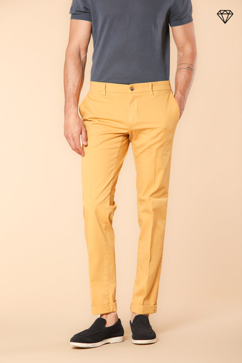 New York pantalón chino hombre en raso elástico regular fit ①