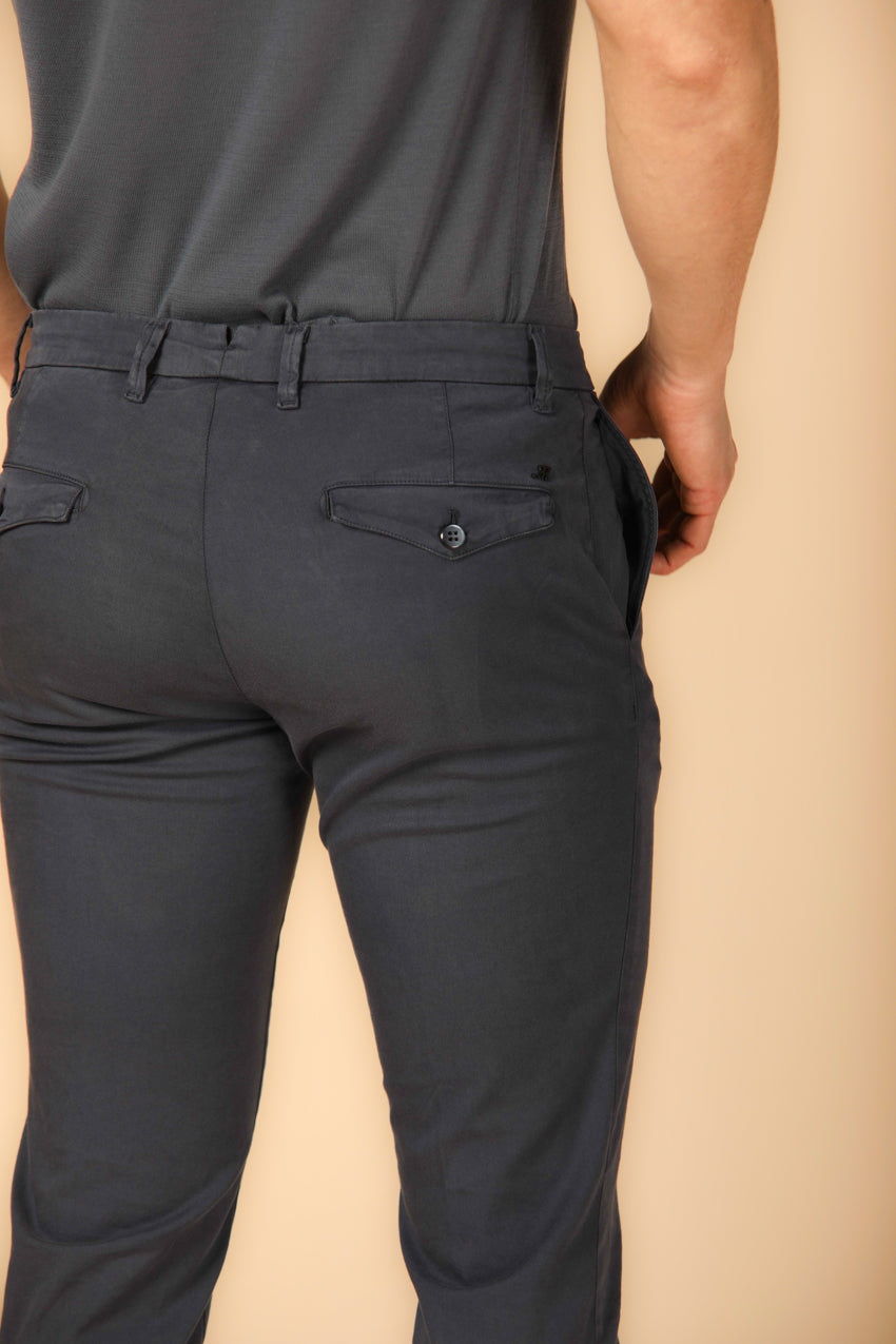 immagine 3 di pantalone chino uomo modello New York City in blu navy regular fit di Mason's