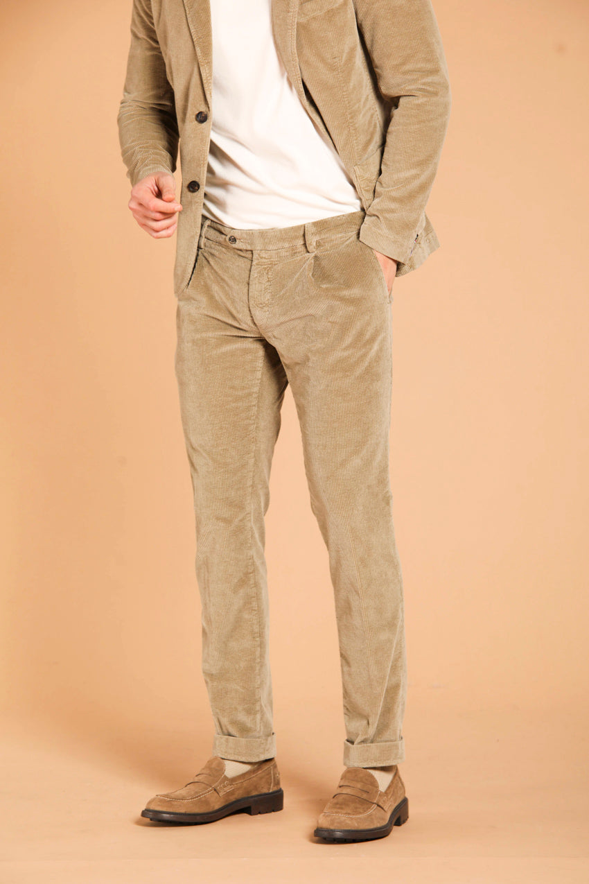 immagine 2 di pantalone chino uomo modello Genova Style, in velluto 500 righe, di colore kaki, fit regular di mason's