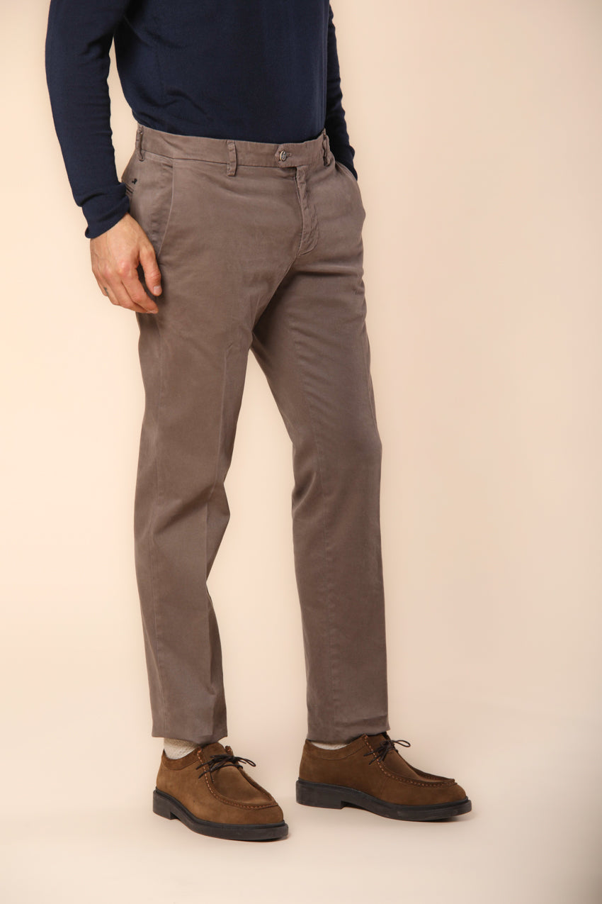 New York Times pantalón chino hombre en gabardina con detalles sartoriales ajuste regular