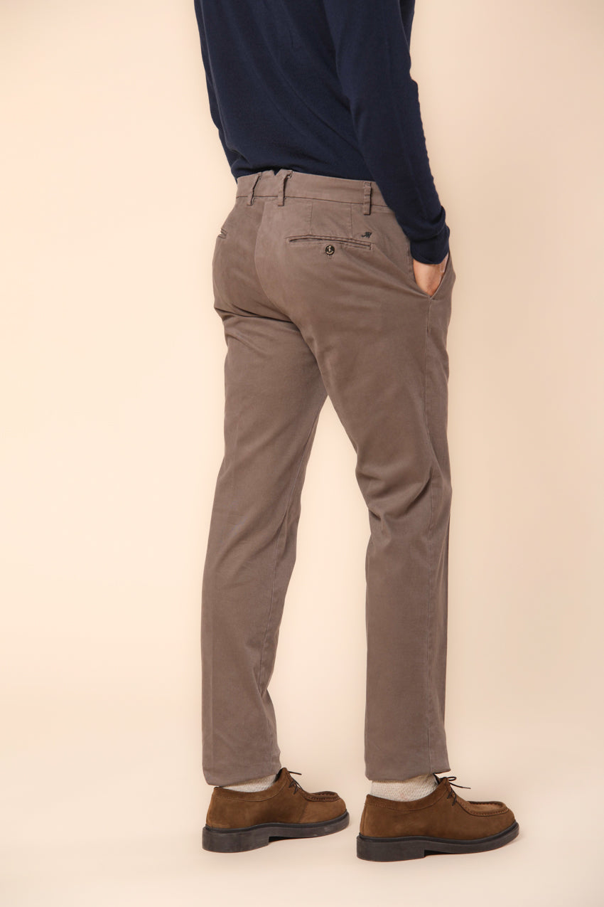 New York Times pantalón chino hombre en gabardina con detalles sartoriales ajuste regular