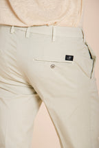 New York pantalón chino hombre en gabardina stretch regular fit ①