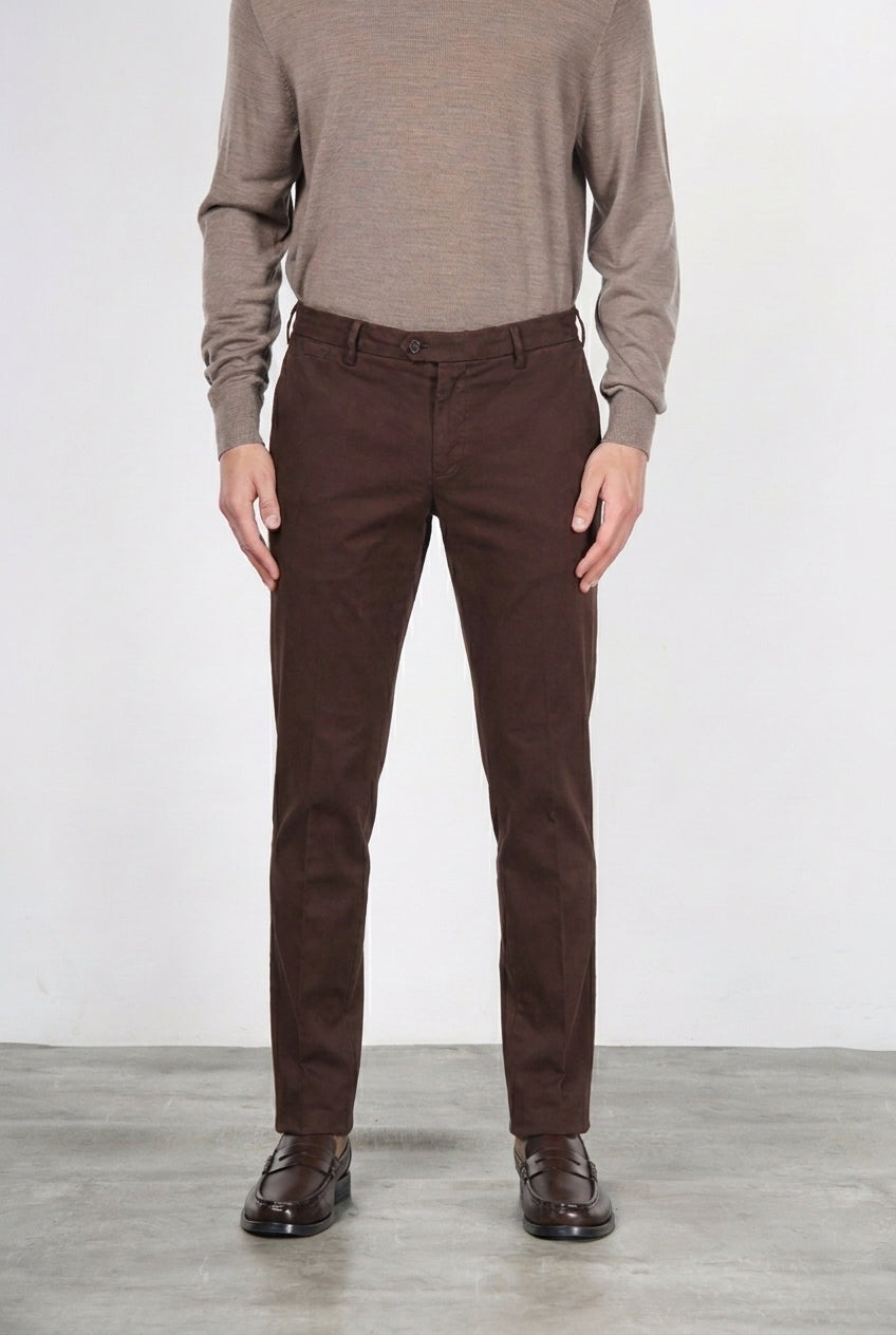 New York men’s chino pants in stretch gabardine with regular fit ①
