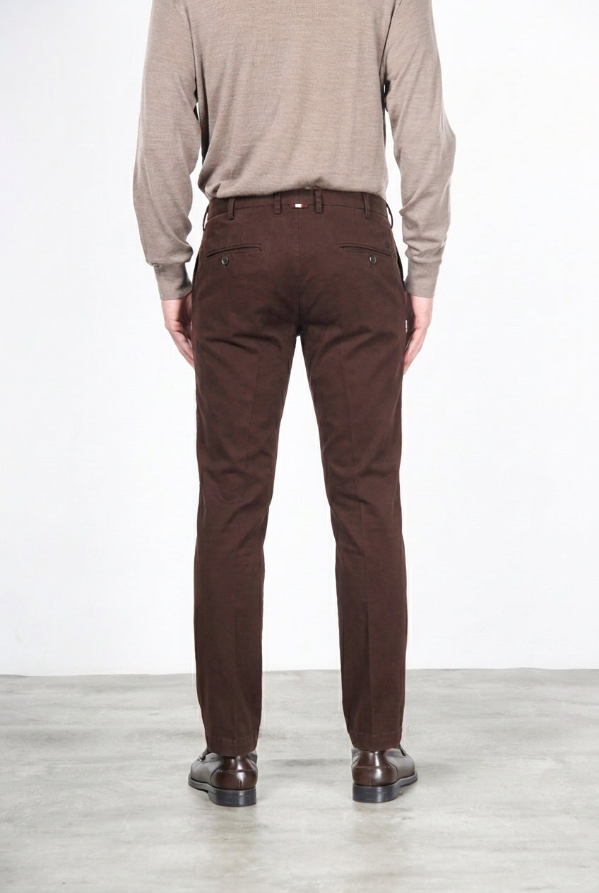 New York men’s chino pants in stretch gabardine with regular fit ①
