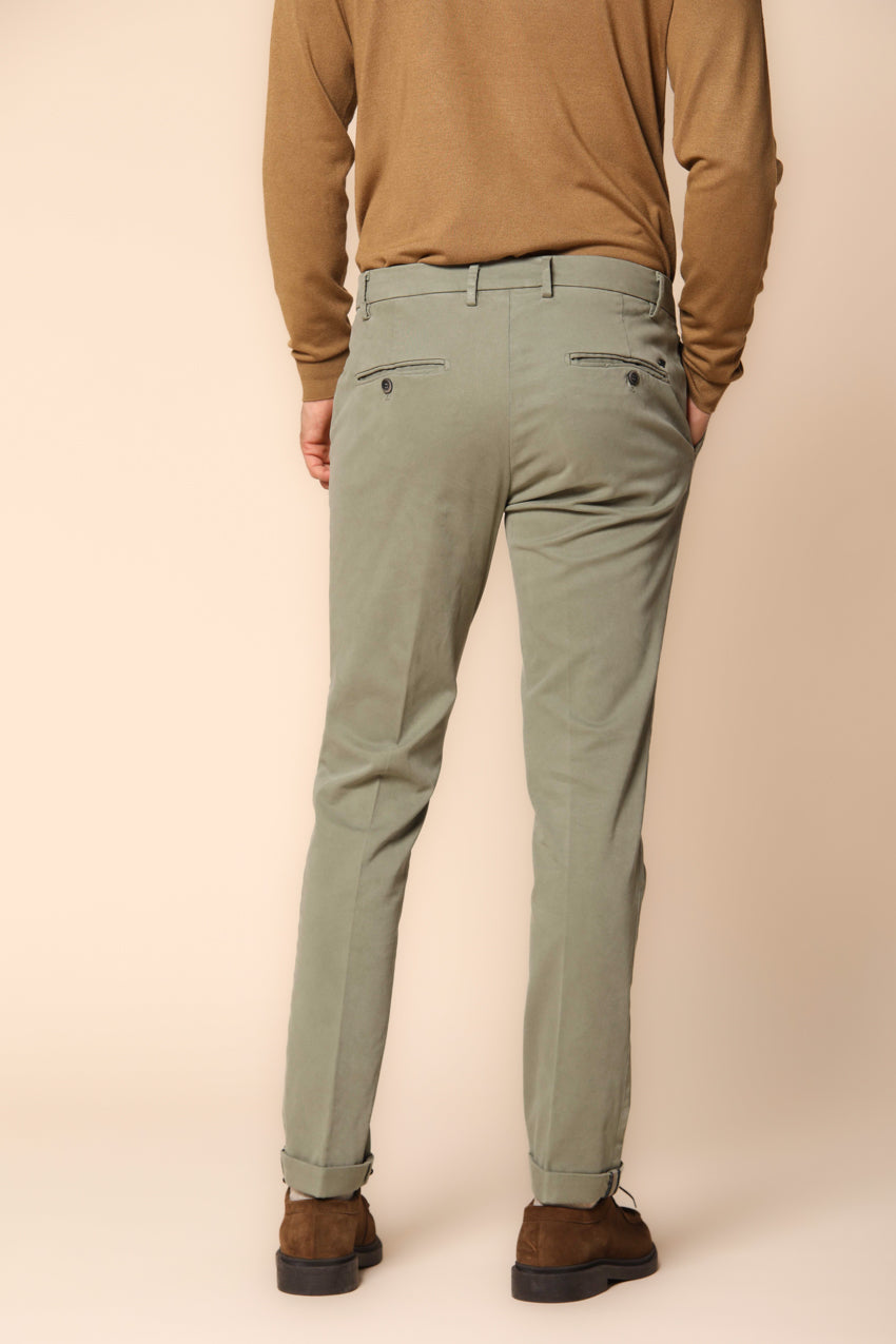 Milano pantalón chino hombre en gabardina stretch ajuste extra slim ①