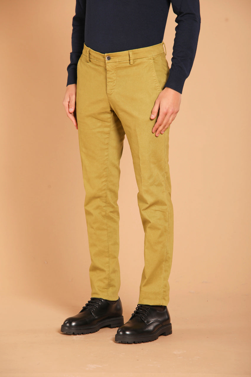 immagine 3 di pantalone chino uomo modello Milano Style di colore verde acido, fit extra slim di Mason's