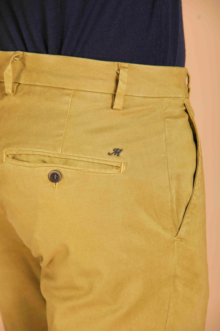 immagine 4 di pantalone chino uomo modello Milano Style di colore verde acido, fit extra slim di Mason's