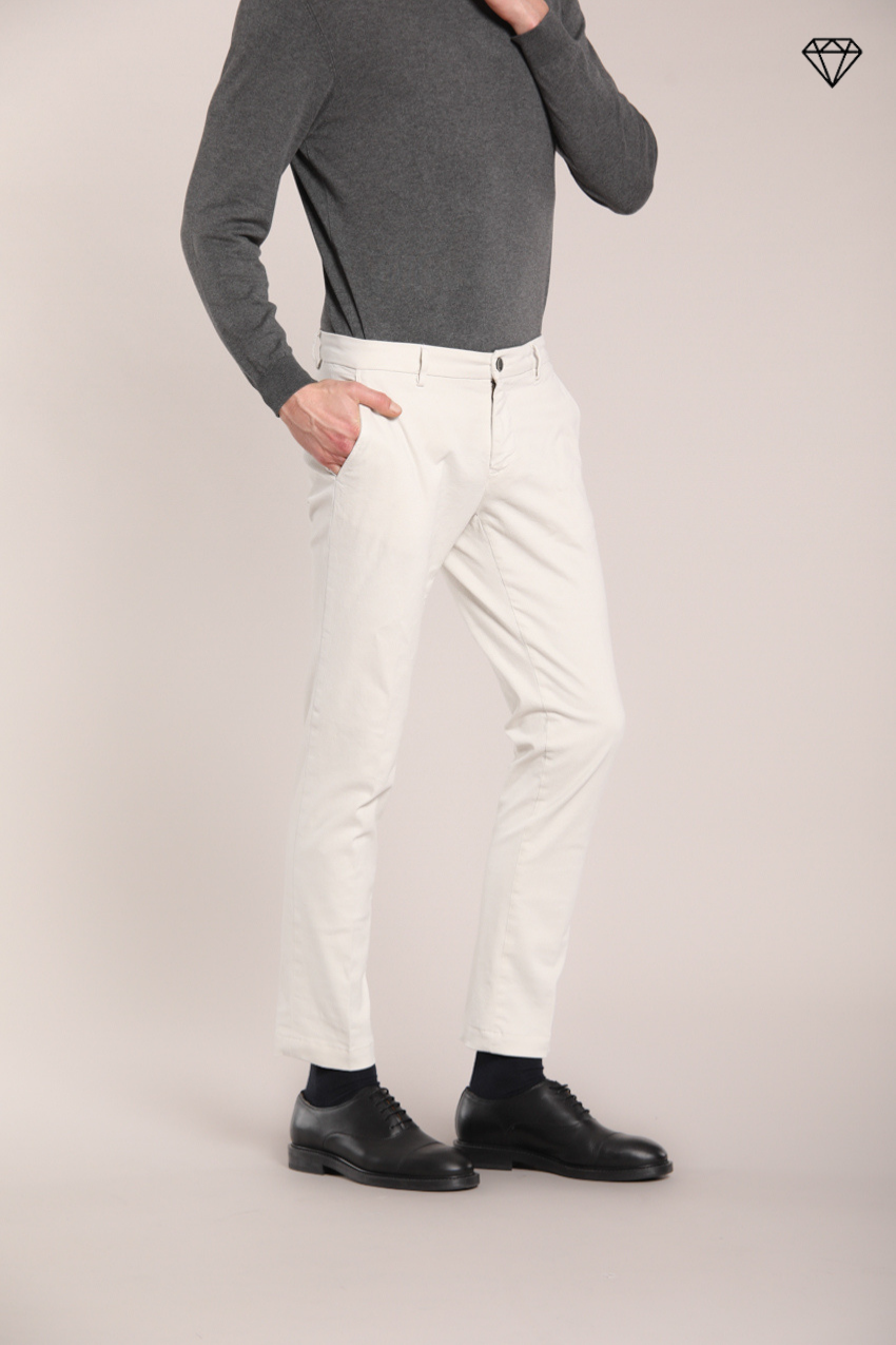 Milano pantalón chino hombre en gabardina stretch extra slim fit ①