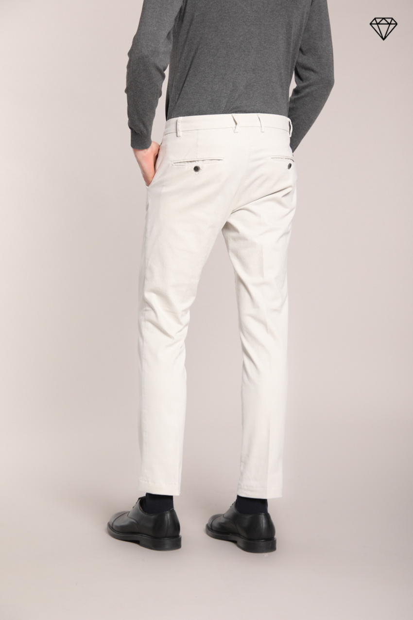 Milano pantalón chino hombre en gabardina stretch extra slim fit ①