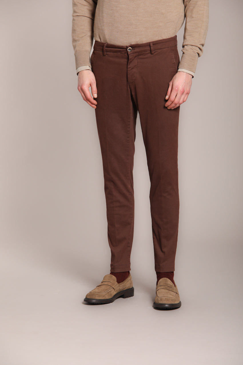 Milano pantalón chino hombre en gabardina stretch extra slim fit ①