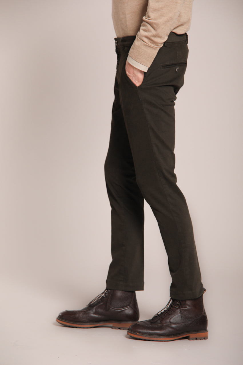 Milano pantalón chino hombre en gabardina stretch extra slim fit ①