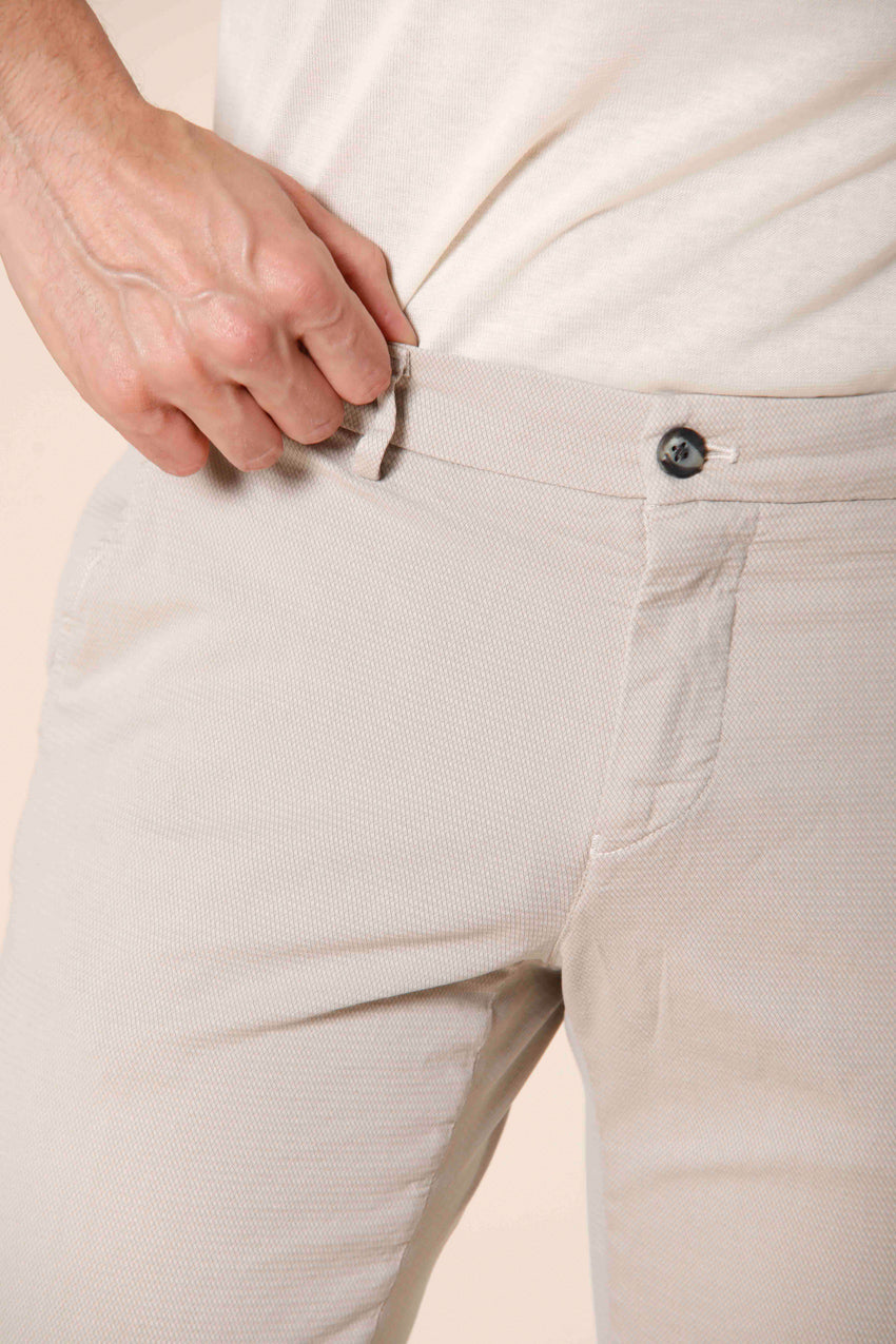 Immagine 2 di pantalone chino uomo in cotone color stucco con trama jacquard modello Milano Style di Mason's