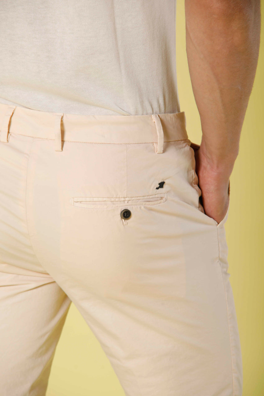 Immagine 2 di pantalone chino uomo in gabardina stretch rosa pastello modello Milano Style di Mason's