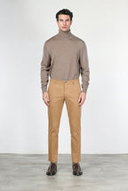 Milano pantalón chino de hombre en gabardina stretch extra slim fit ①
