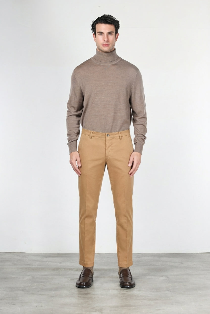 Milano pantalón chino de hombre en gabardina stretch extra slim fit ①
