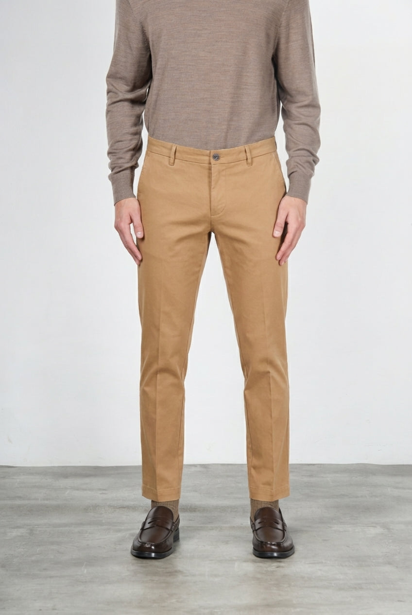 Milano pantalón chino de hombre en gabardina stretch extra slim fit ①

