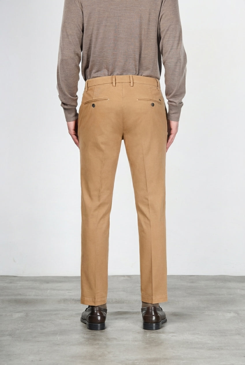 Milano pantalón chino de hombre en gabardina stretch extra slim fit ①
