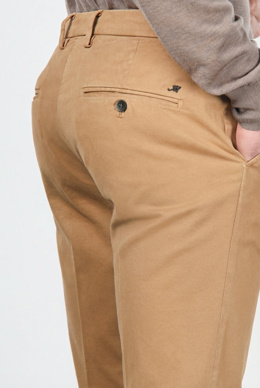 Milano pantalón chino de hombre en gabardina stretch extra slim fit ①
