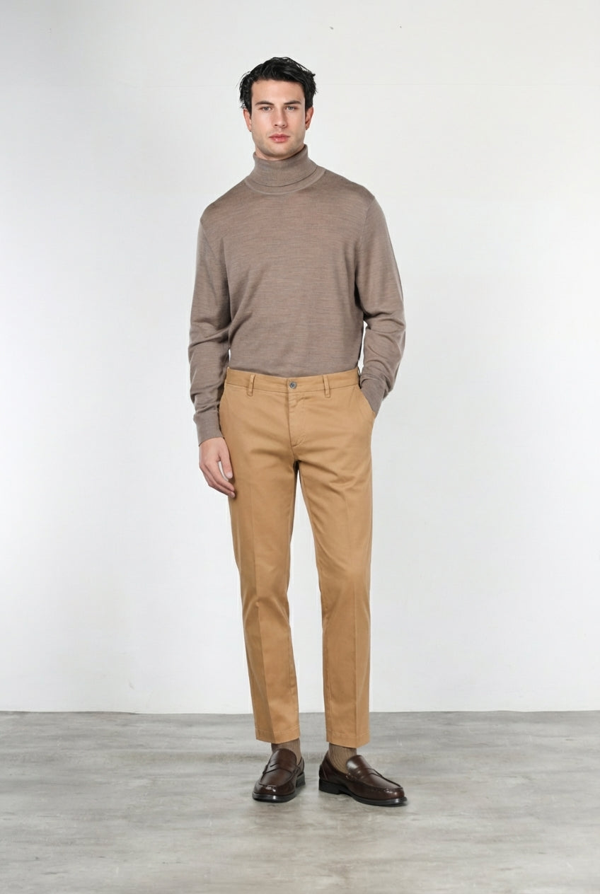 Milano pantalón chino de hombre en gabardina stretch extra slim fit ①
