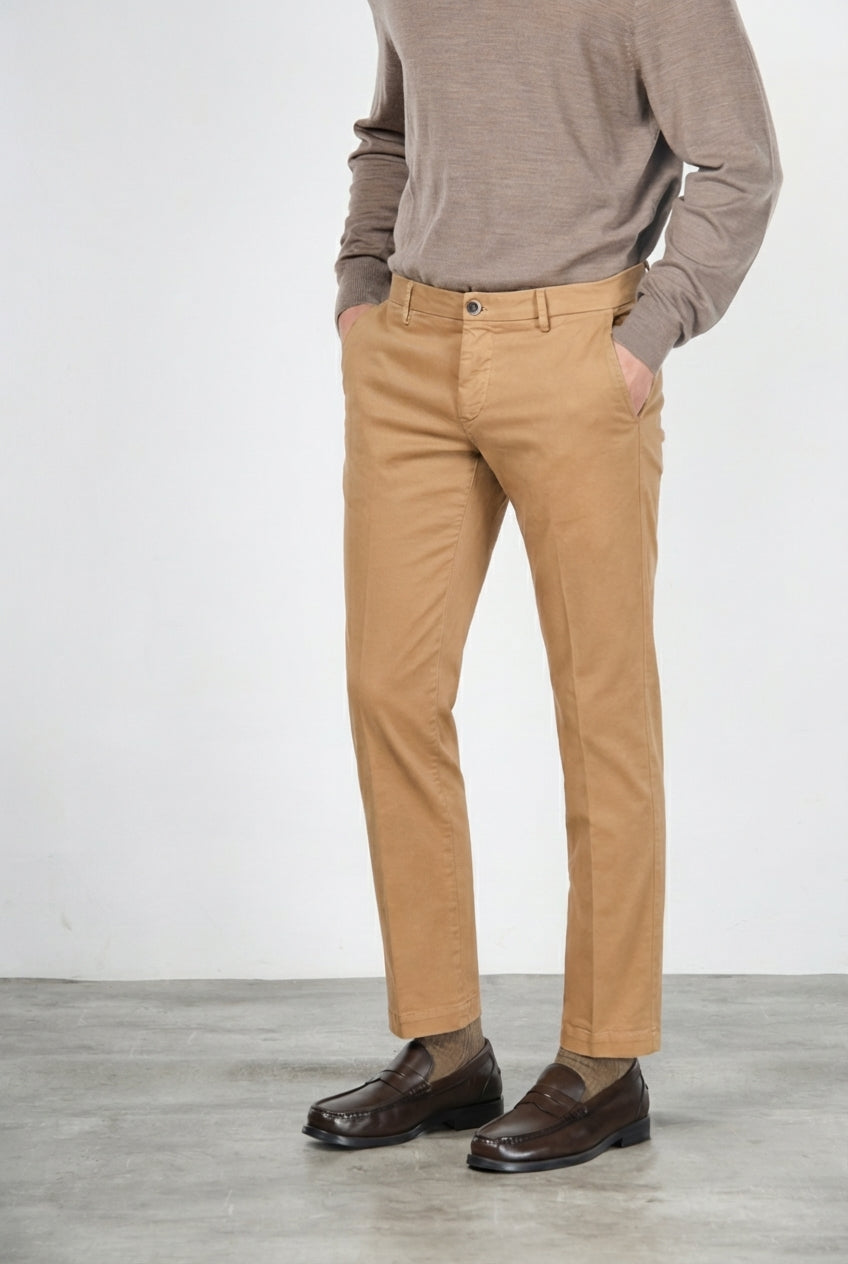 Milano pantalón chino de hombre en gabardina stretch extra slim fit ①
