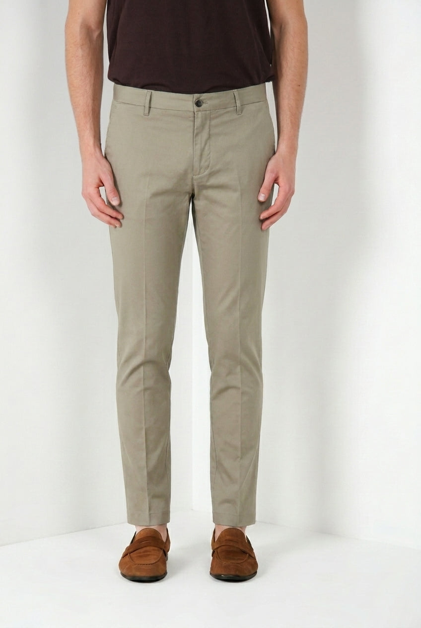 Milano pantalón chino hombre en gabardina stretch extra slim fit ①