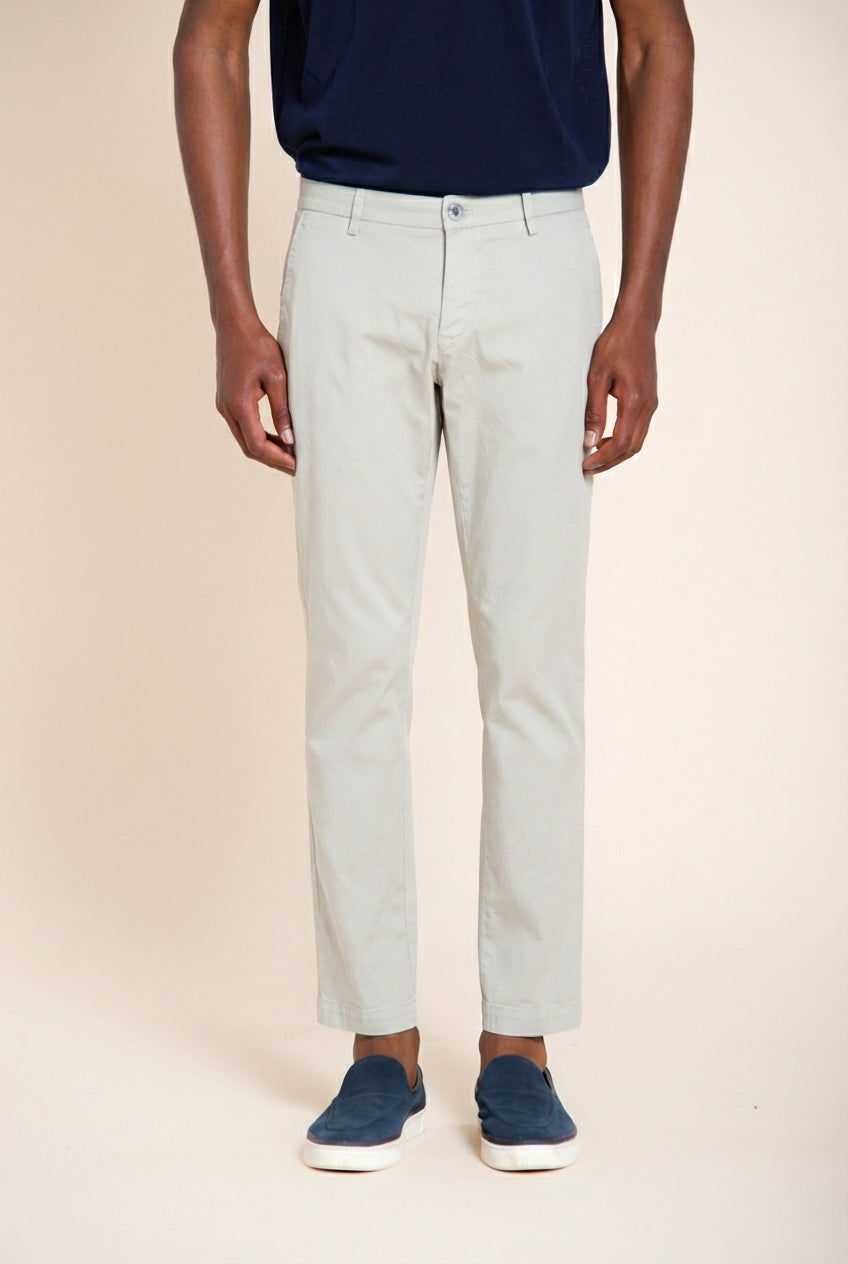 Milano pantalón chino hombre en gabardina stretch extra slim fit ①