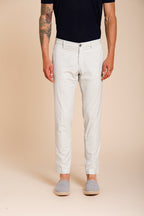 Milano pantalón chino hombre en gabardina stretch extra slim fit ①