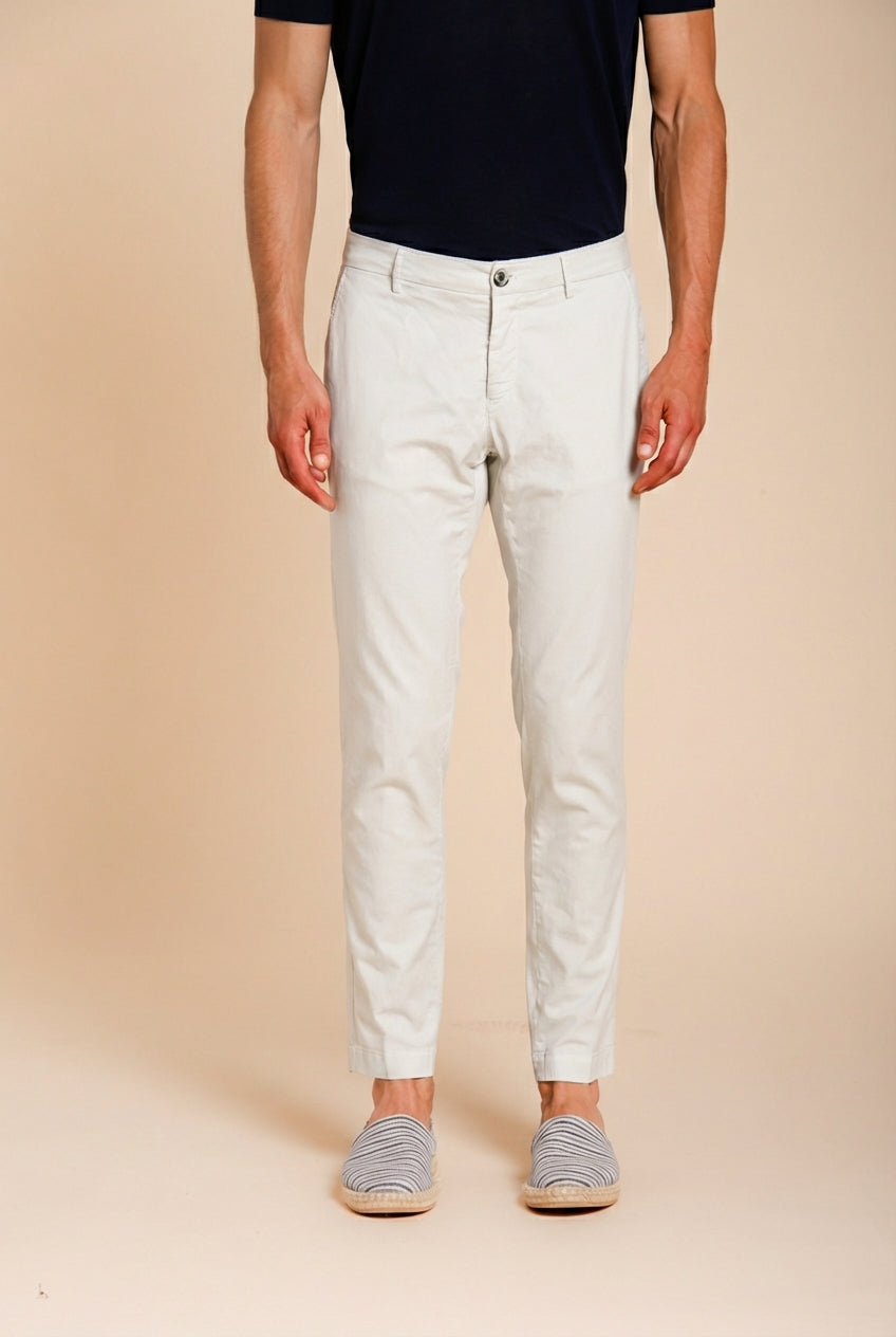 Milano pantalón chino hombre en gabardina stretch extra slim fit ①