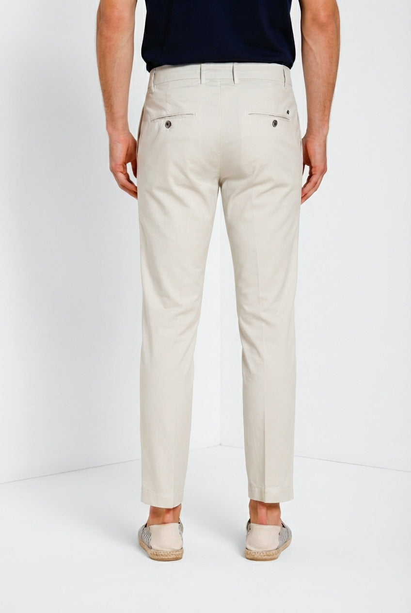 Milano pantalón chino hombre en gabardina stretch extra slim fit ①