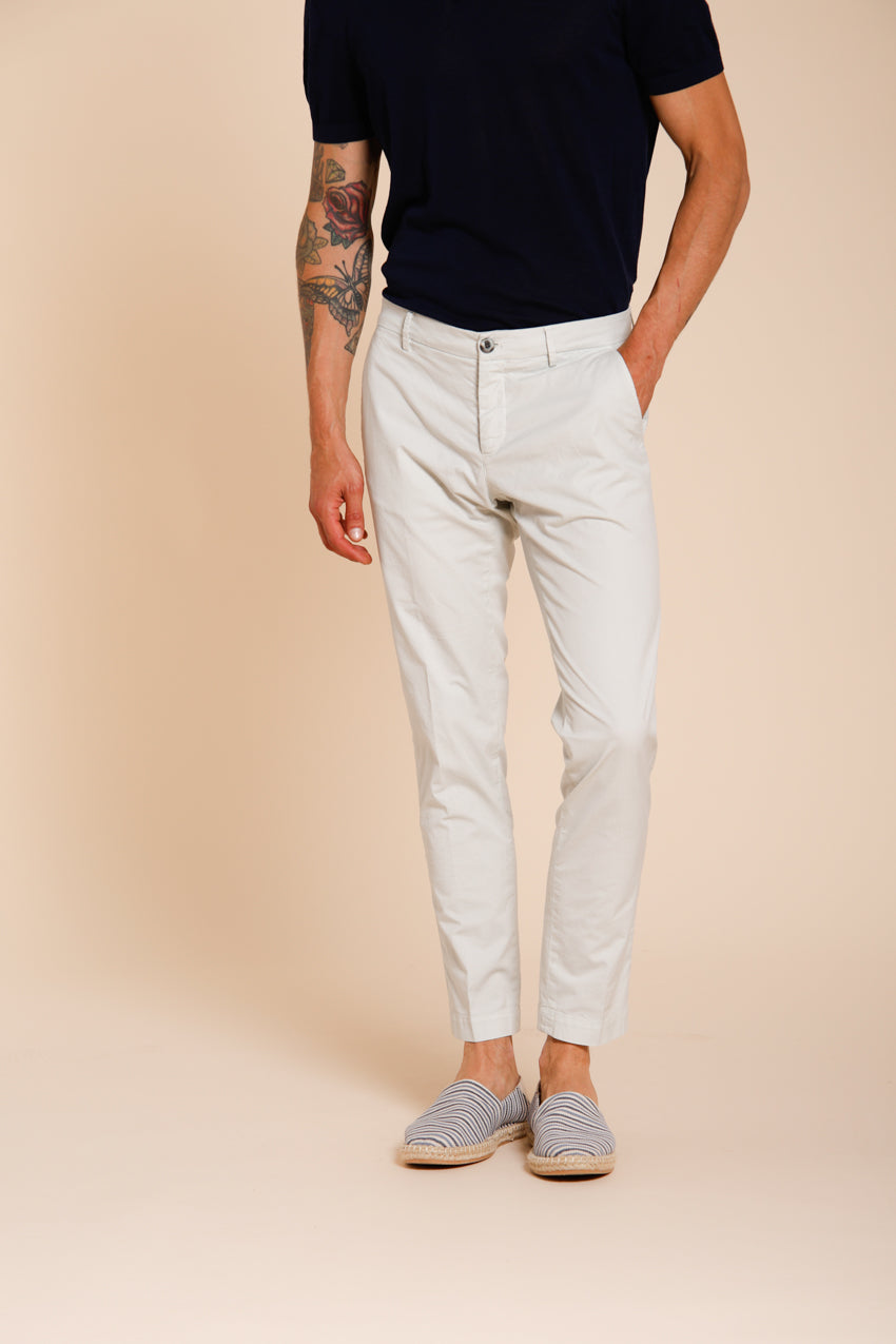 Milano pantalón chino hombre en gabardina stretch extra slim fit ①