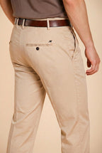 Milano pantalón chino hombre en gabardina stretch extra slim fit ①