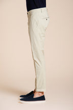Milano pantalón chino hombre en gabardina stretch extra slim fit ①