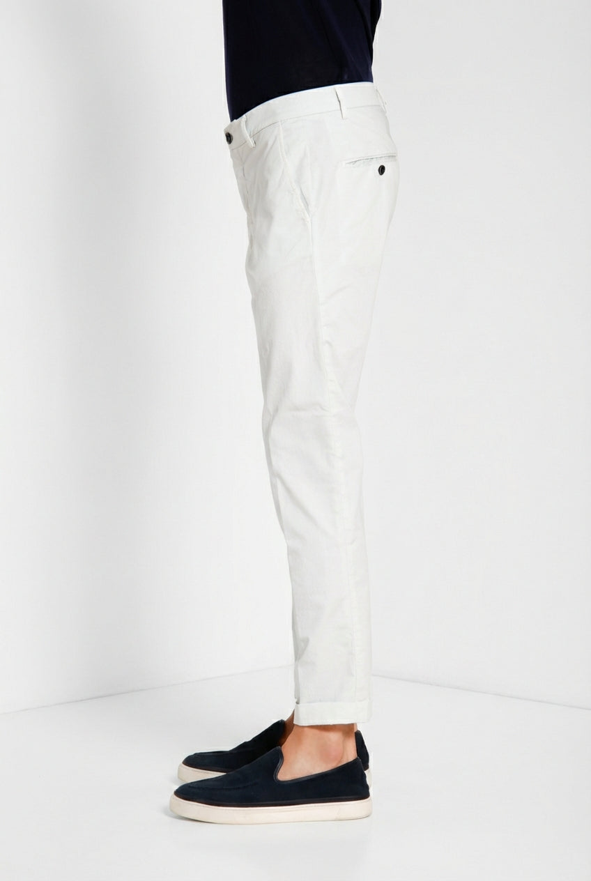 Milano pantalón chino hombre en gabardina stretch extra slim fit ①