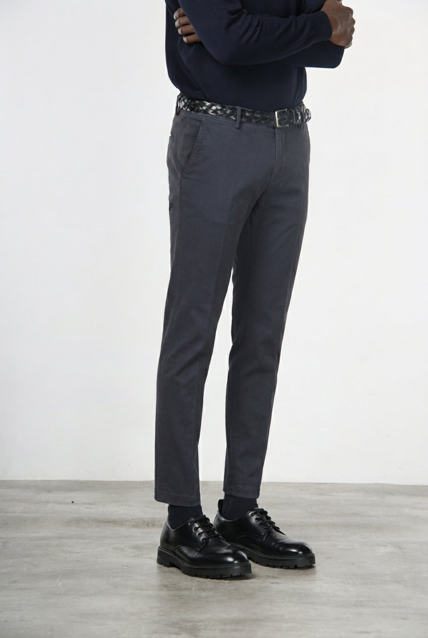 Milano pantalón chino de hombre en gabardina stretch extra slim fit ①
