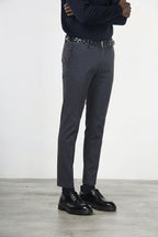 Milano pantalón chino de hombre en gabardina stretch extra slim fit ①
