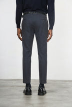 Milano pantalón chino de hombre en gabardina stretch extra slim fit ①
