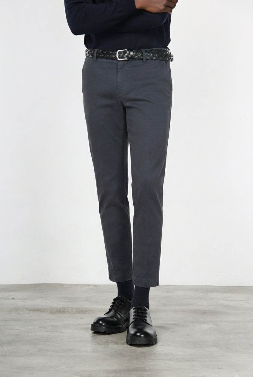 Milano pantalón chino de hombre en gabardina stretch extra slim fit ①
