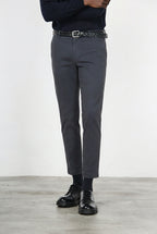 Milano pantalón chino de hombre en gabardina stretch extra slim fit ①
