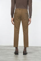 Milano pantalón chino hombre en gabardina stretch, corte extra slim ①