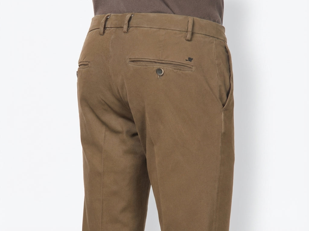 Milano pantalón chino hombre en gabardina stretch, corte extra slim ①