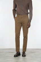 Milano pantalón chino hombre en gabardina stretch, corte extra slim ①
