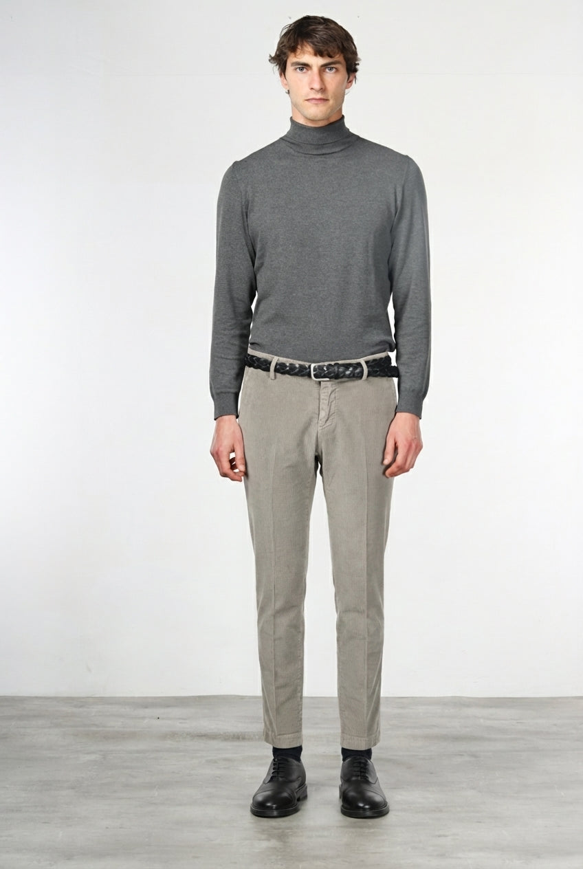 Milano Chinohose für Herren aus 500-Rippen-Feincord, Extra Slim Fit ①